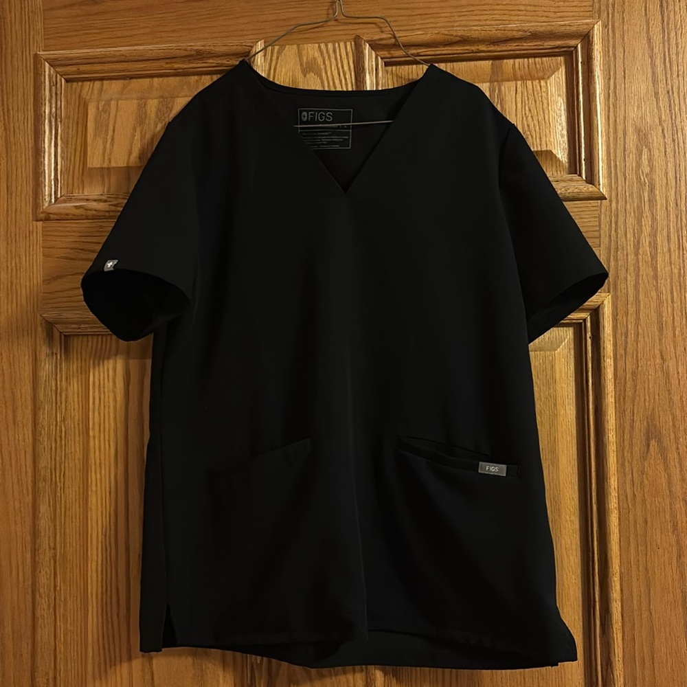 Figs Scrub Top. Two front pockets.